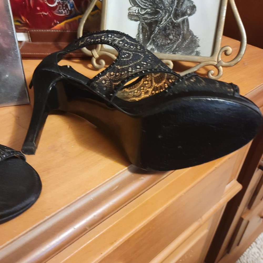 CAPARROS BLACK LACE PUMPS